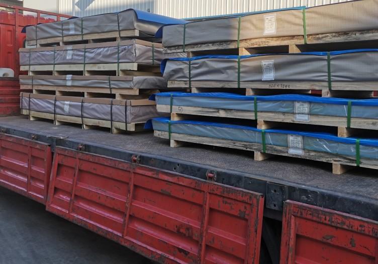 5052鋁闆5*1500中厚鋁卷開平後的核心優勢‌： ‌高精度與平整度‌：開平後表面平整，适合對精度要求高的加工，如汽車部件、模具制造。 ‌輕量化與強度‌：5052鋁鎂合金密度低，強度适中，能有效減重同時保持結構穩定，适合軌道交通、建築幕牆。 ‌耐腐蝕性強‌：天然防鏽，适合潮濕或腐蝕性環境，如船舶、化工設備。 ‌加工性能好‌：易焊接、成形，可折彎、沖壓，适合複雜結構件。 ‌應用廣泛‌：從車體、幕牆到船舶、模具，覆蓋多個工業領域。 ‌規格靈活‌：厚度0.15-50mm、寬度100-2000mm可定制，5*1500mm爲常見現貨尺寸